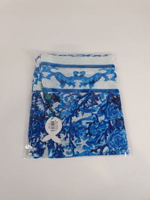 le sac bleu et blanc est posé sur une surface blanche