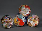 quatre assiettes disney posées les unes sur les autres sur une table