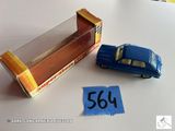 une petite voiture miniature et une boîte posées sur une table