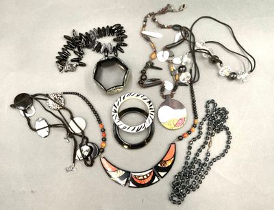 de nombreux colliers et bracelets différents disposés sur une table
