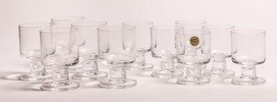 beaucoup de verres à vin vides sur la table
