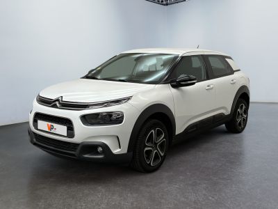 Une Citroën blanche est garée dans une grande pièce