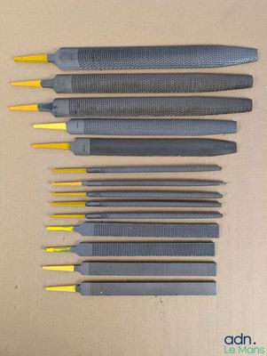 six types d'outils différents sont alignés sur une table
