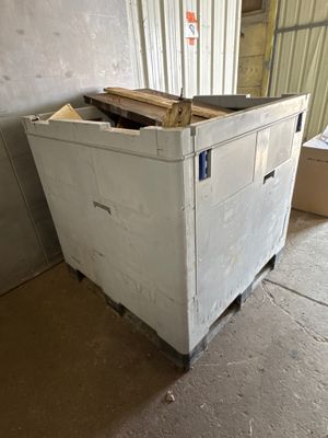 une boîte blanche posée au milieu d'une pièce