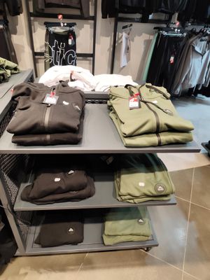 beaucoup de vêtements sur une étagère dans un magasin