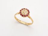 une bague en or jaune sertie d'un rubis et de diamants blancs