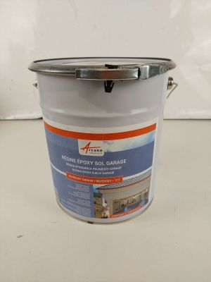 un seau de peinture blanche posé sur une table