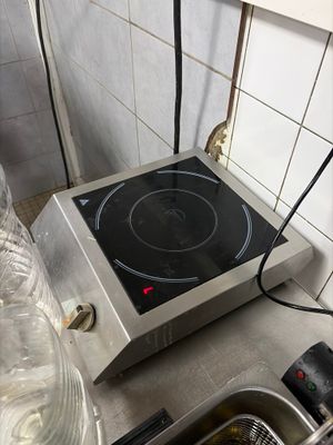 une photo d'une plaque de cuisson dans une cuisine