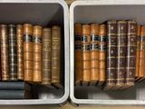 deux boîtes blanches contenant des livres, posées sur une étagère