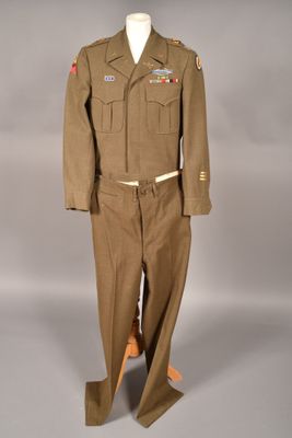une photo d'un uniforme militaire sur un mannequin