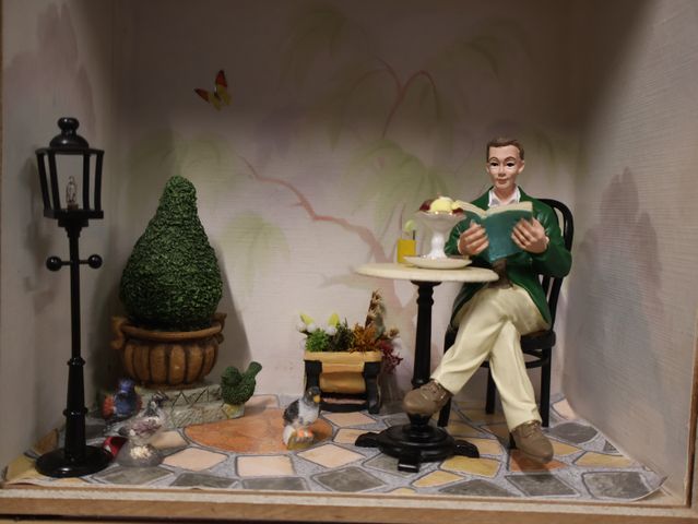 Diorama. Composition miniature, dans une vitrine en bois, vitre e...
