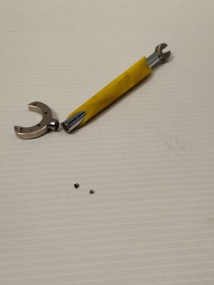 un gros plan d'une clé et d'un tournevis posés sur une feuille de papier