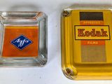 deux cendriers posés sur une table