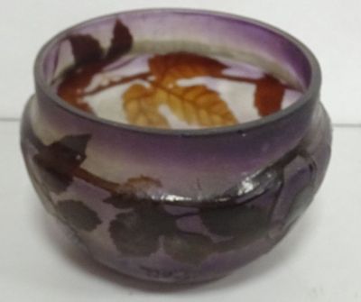 un bol violet orné d'un motif de feuilles