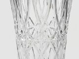 Le vase en verre est vide et prêt à être rempli d'eau.