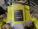 un gros plan sur un outil électrique jaune et noir