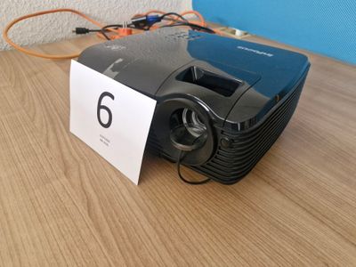 un petit projecteur posé sur une table sur laquelle est inscrit le chiffre 6
