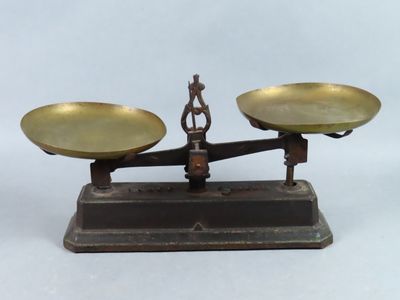 Balance à système Roberval, la base en fonte, avec deux plat…