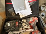 une valise noire contenant des outils, posée sur une table