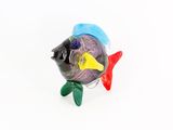 figurine de poisson en verre aux couleurs vives posée sur un fond blanc