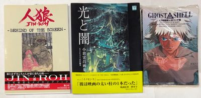 un grand nombre de livres posés sur une table
