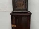 une vieille armoire en bois surmontée d'un miroir