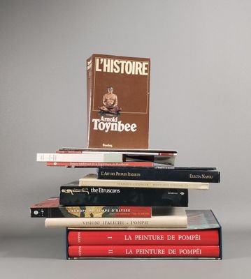 plusieurs livres empilés sur une table