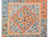 un foulard carré à imprimé floral orange, bleu et blanc