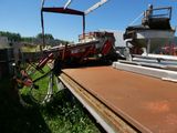 un camion rouge garé à côté d'un immeuble