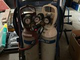 un chariot contenant deux bouteilles de gaz et un surpresseur