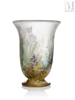 un vase en verre posé sur un support
