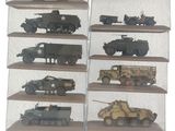de nombreux types de véhicules militaires exposés dans une vitrine
