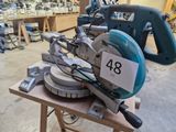 deux scies circulaires posées sur une table dans un atelier