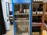 un réfrigérateur rempli de bouteilles de bière