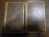 un vieux livre posé sur une table en bois recouverte de cuir marron