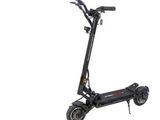 une trottinette électrique avec un guidon et un siège, sur fond blanc
