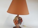une lampe posée sur une table et munie d'un abat-jour