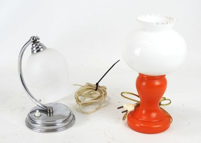 une lampe posée à côté d'une autre lampe qui se trouve sur une table