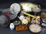 plusieurs objets posés ensemble sur une table
