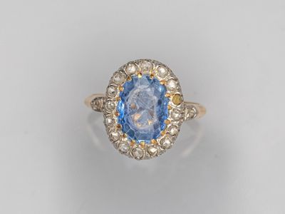 une bague à pierres serties de saphir bleu et de diamants