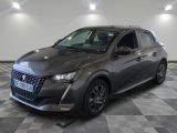 la voiture grise est garée sur un sol en damier dans le garage