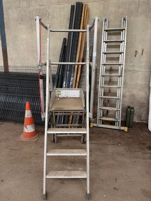 une échelle appuyée contre un mur dans un garage