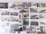 il y a beaucoup de vieilles photos accrochées au mur de cette pièce