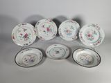 six assiettes en porcelaine ornées de motifs floraux sont disposées sur un fond blanc