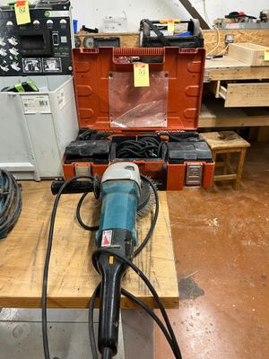 une photo d'un établi sur lequel se trouvent une perceuse et d'autres outils