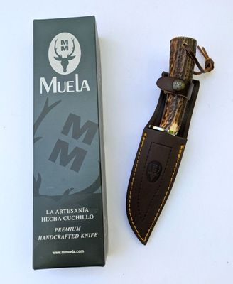 un couteau posé à côté d'une boîte de « muela »