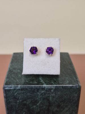 une paire de boucles d'oreilles en améthorate violet sur une carte blanche