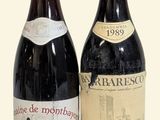 deux bouteilles de vin posées l'une à côté de l'autre sur une table