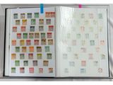 la photo d'un livre avec des timbres