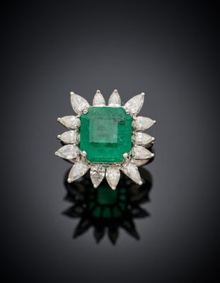 une bague en émeraude et diamant